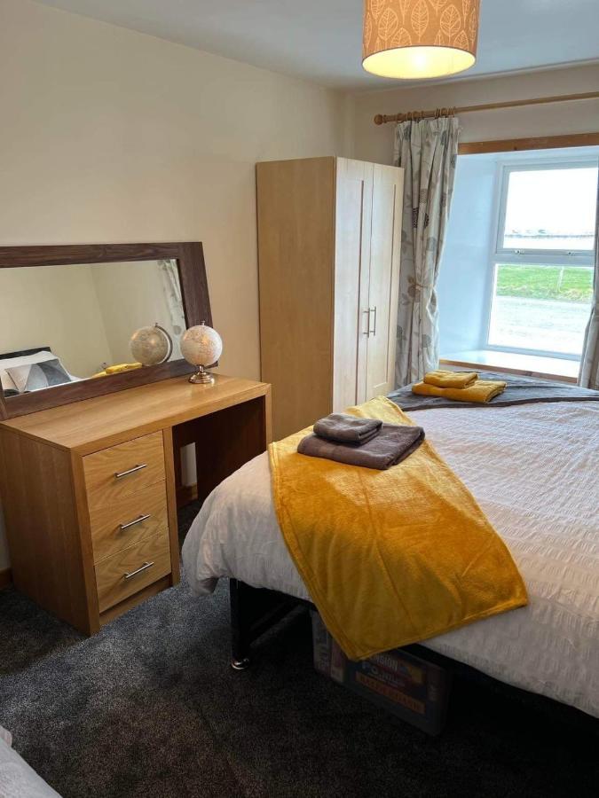 2 Bedroom House Overlooking Pierowall Bay, Westray エクステリア 写真