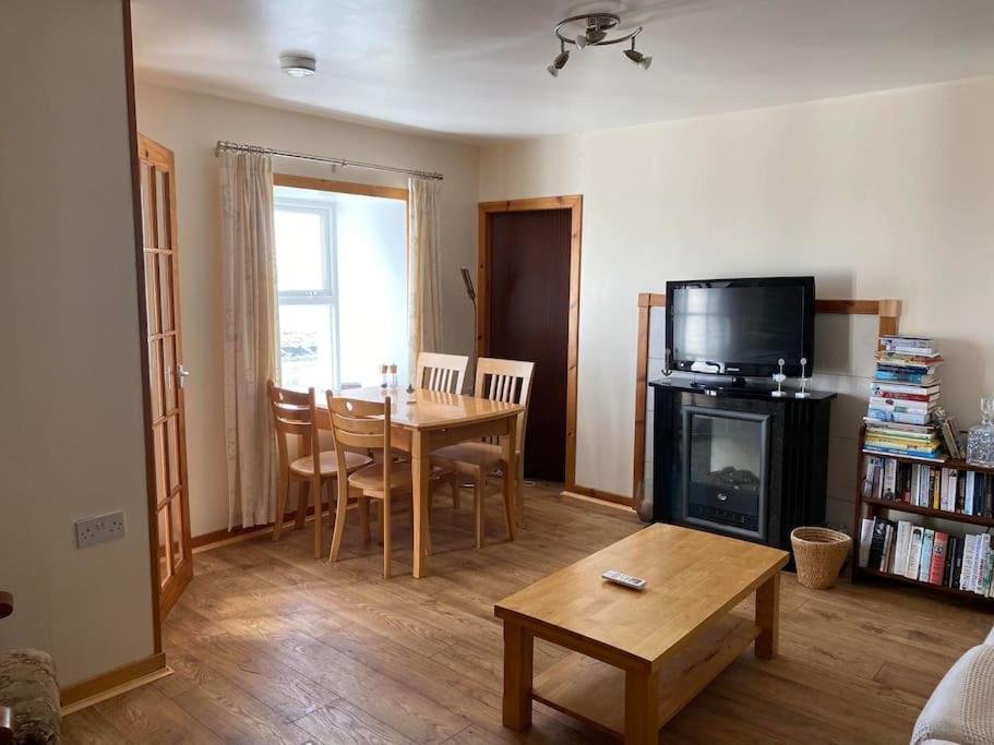 2 Bedroom House Overlooking Pierowall Bay, Westray エクステリア 写真